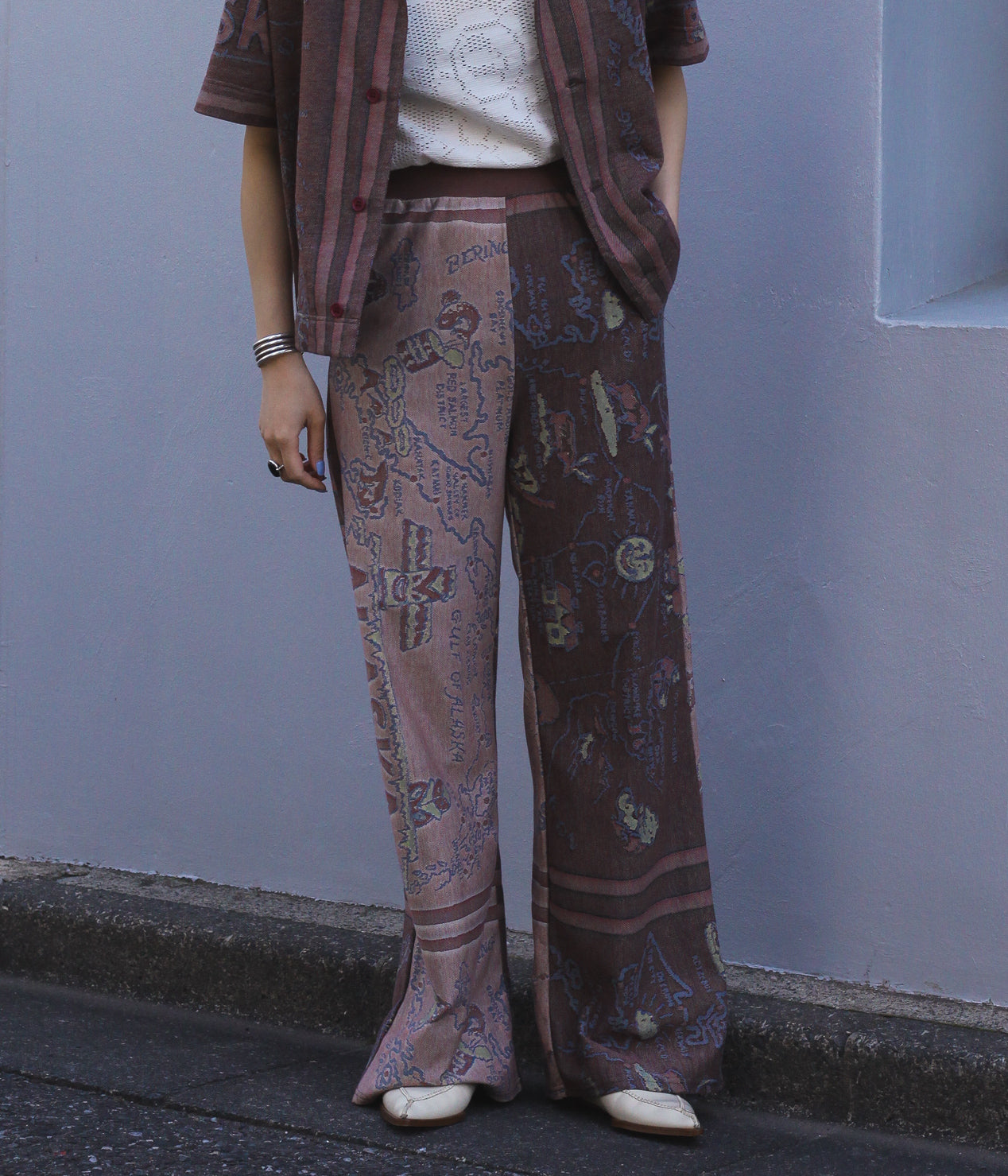 JONNLYNX ''SOUVENIR MAP PANTS'' (BOURDEAX PINK MIX)