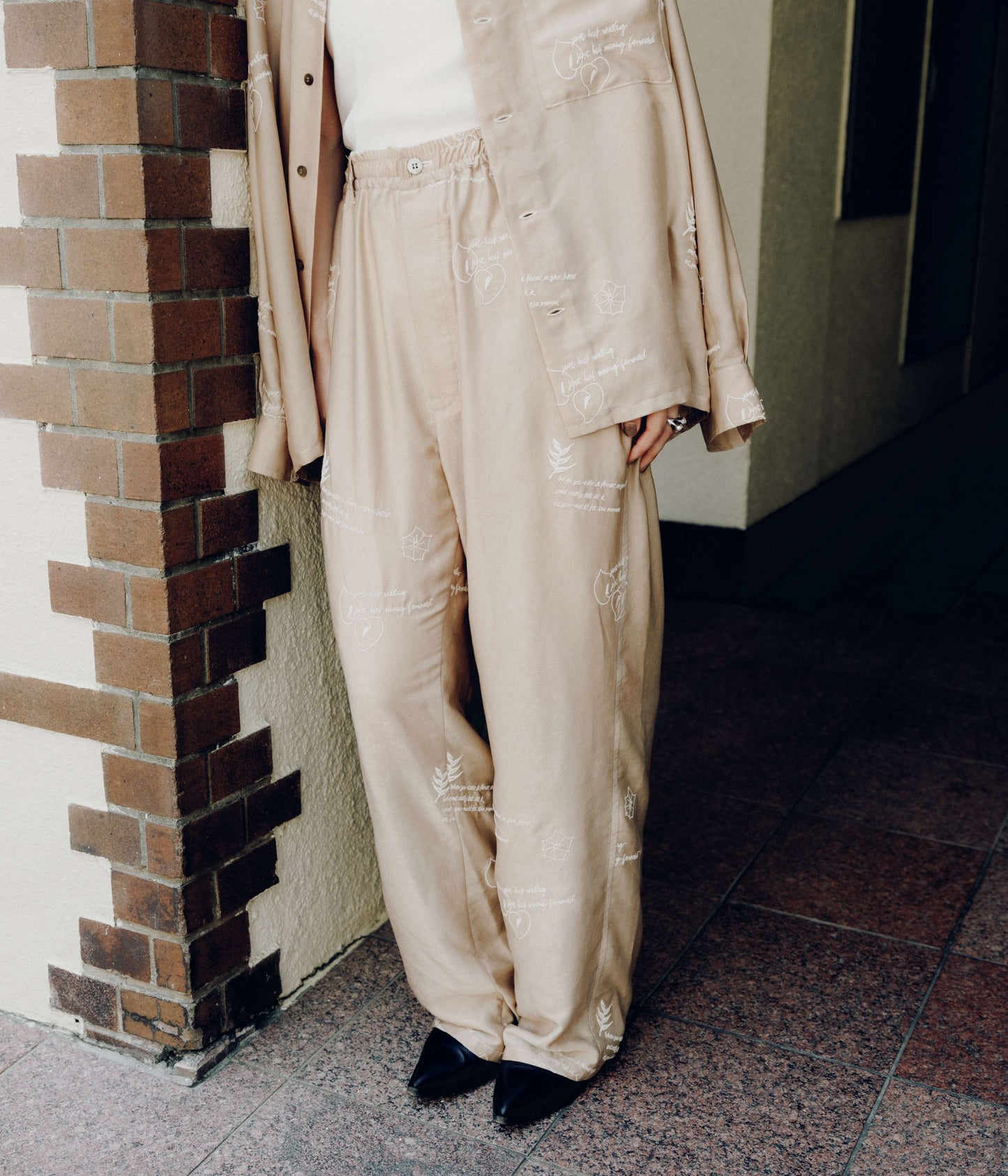 DIVINA FAMILY '' O'KEEFFE FLOWER PANTS'' (BEIGE)