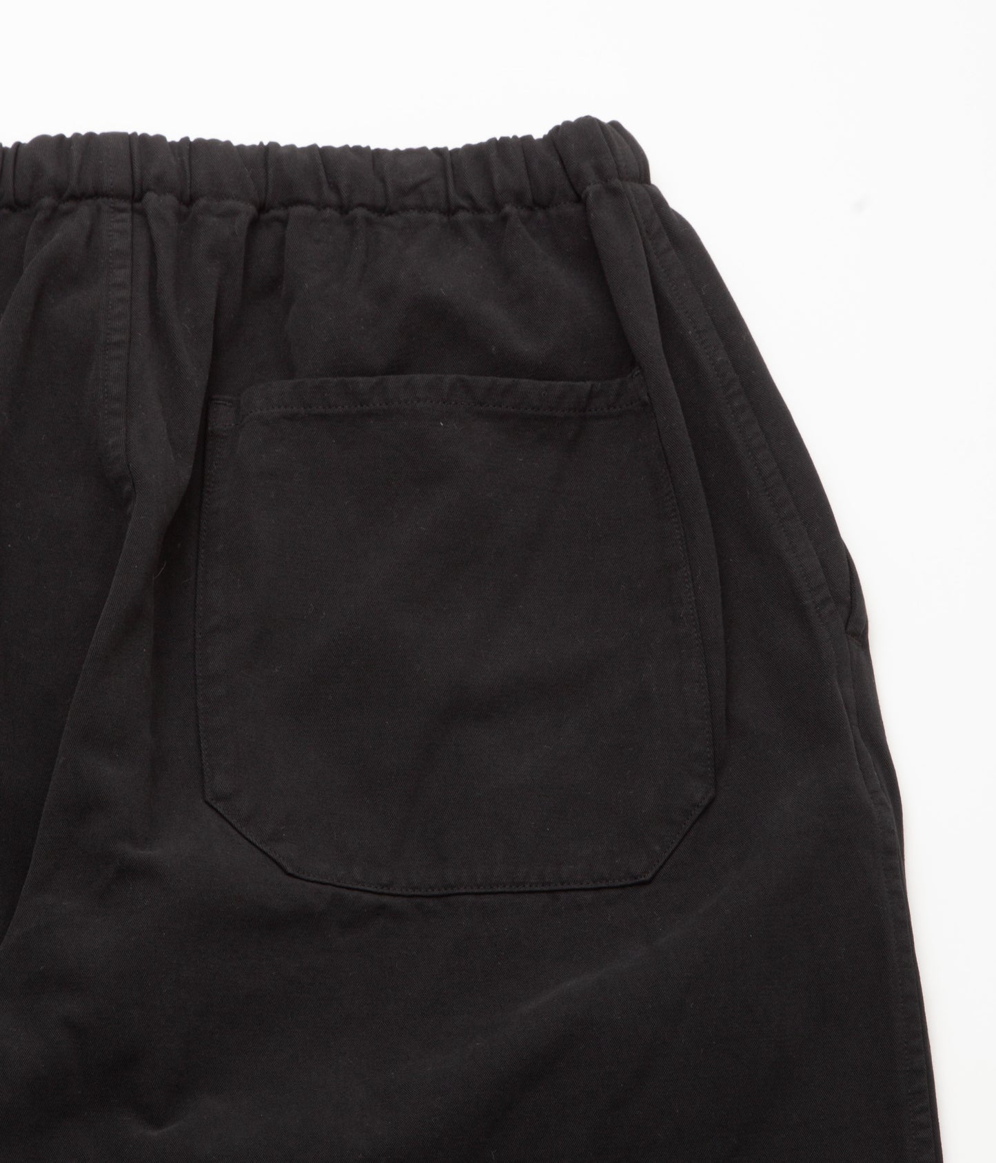 COMOLI ''製品染 ドローストリングパンツ'' (BLACK)