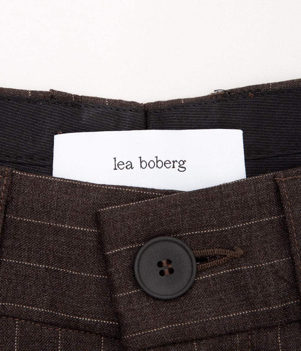 LEA BOBERG "D.P. TROUSERS (JAPANESE TROPICAL WOOL)"(BROWN STRIPE)