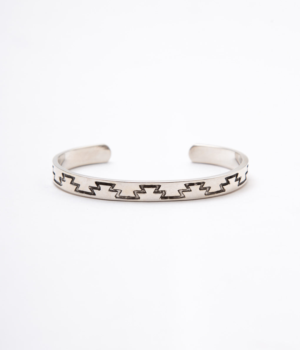 DINEH "CHINLE JUNIPER BRACELET"(STERLING SILVER W/OXIDIZED RUG DESIGNED)