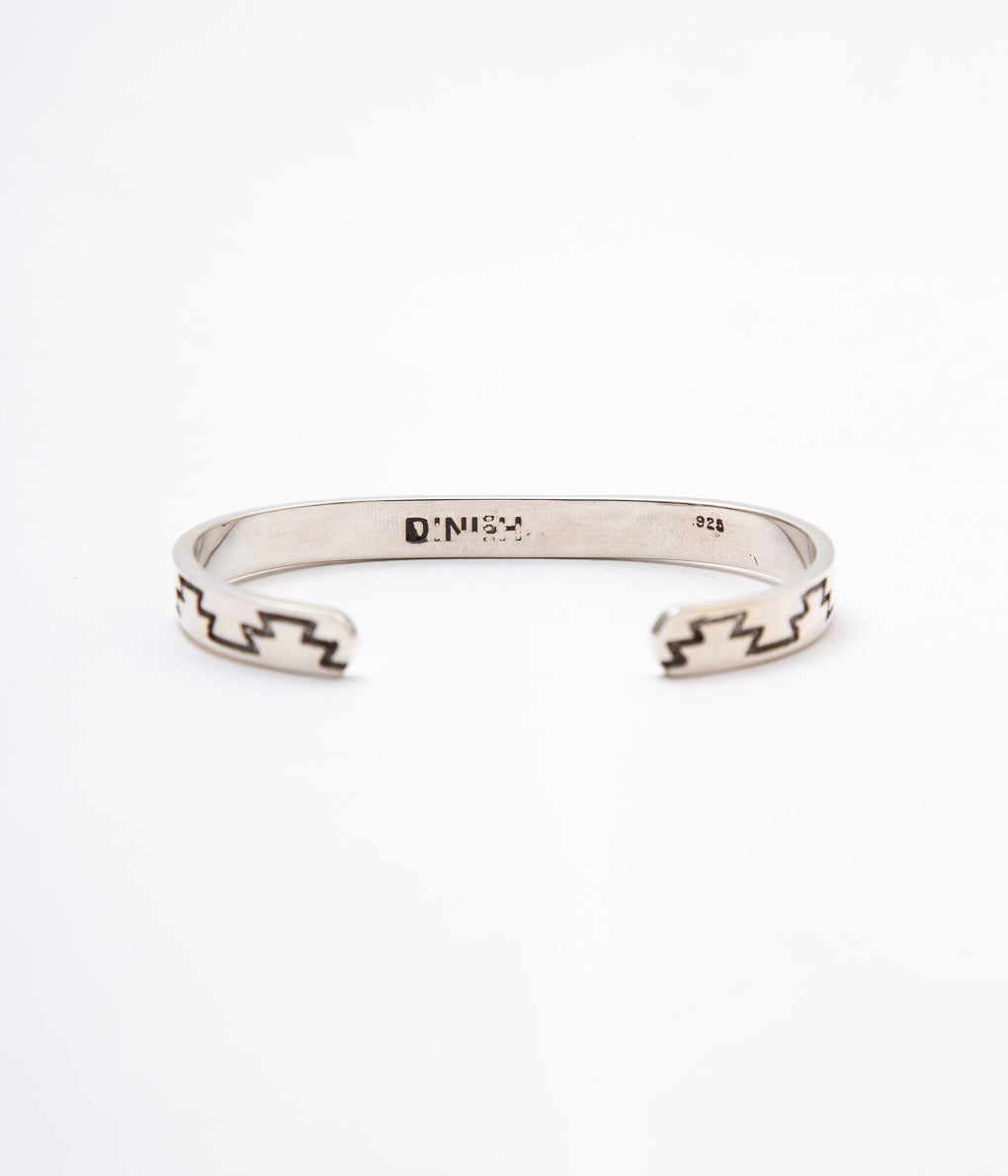 DINEH "CHINLE JUNIPER BRACELET"(STERLING SILVER W/OXIDIZED RUG DESIGNED)