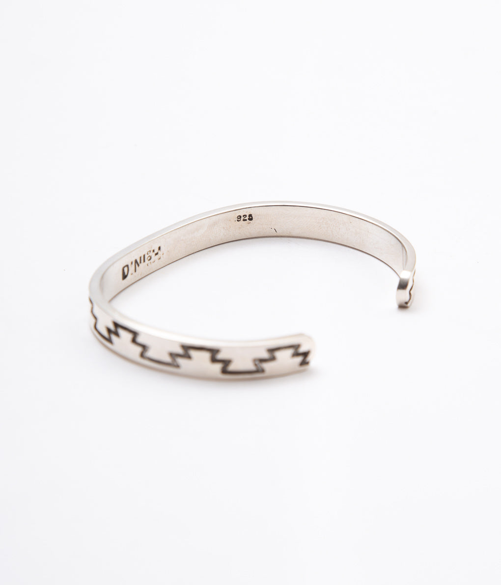 DINEH "CHINLE JUNIPER BRACELET"(STERLING SILVER W/OXIDIZED RUG DESIGNED)