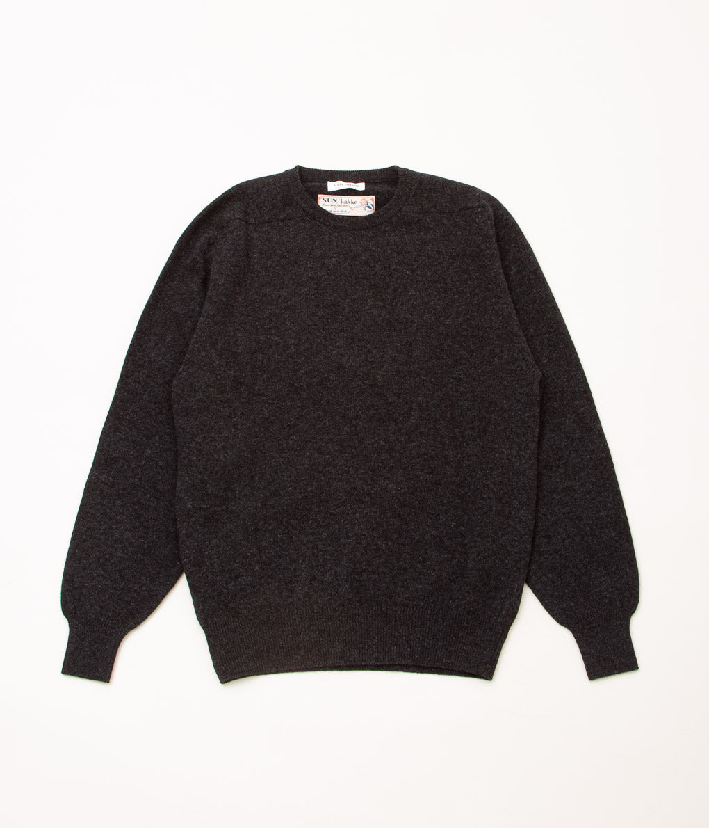 SUN/KAKKE×GLENMAC "GM PEAT C/R SADDLE PULLOVER" (CHARCOAL)