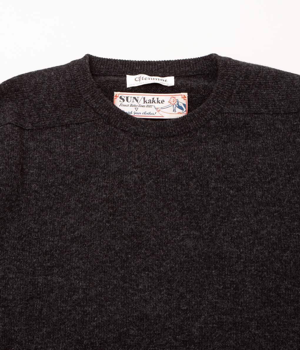 SUN/KAKKE×GLENMAC "GM PEAT C/R SADDLE PULLOVER" (CHARCOAL)