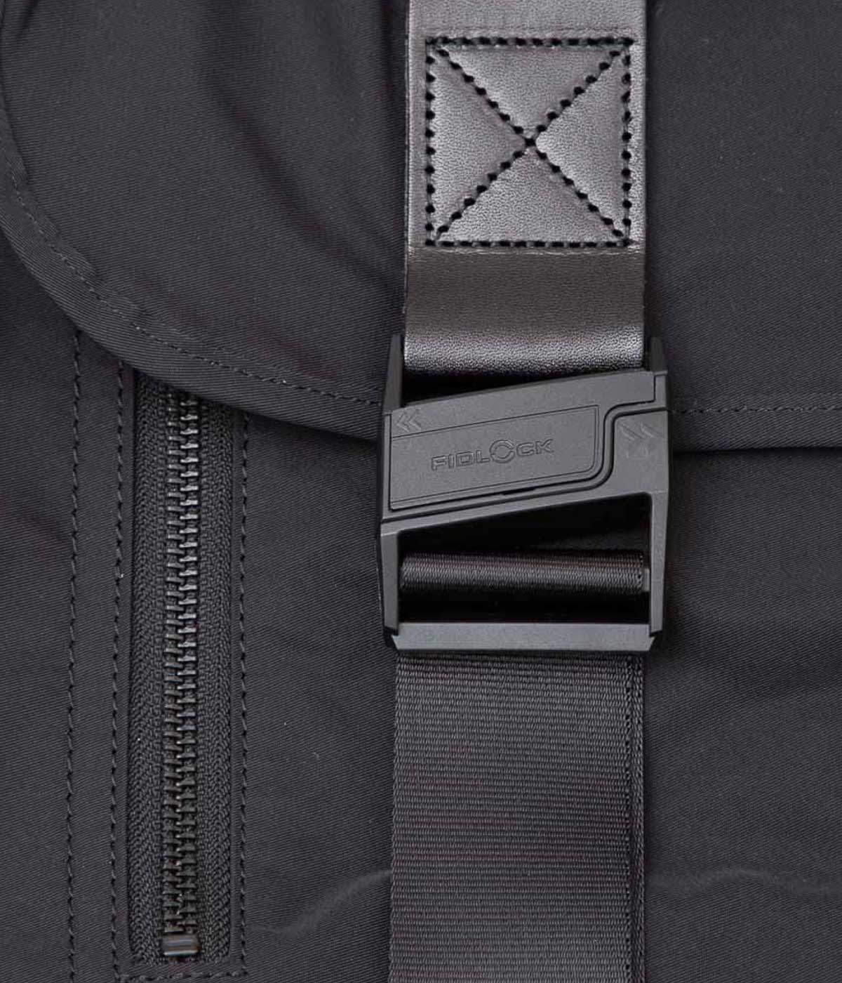 AMIACALVA ''GABARDINE MESSENGER BAG'' (BLACK)