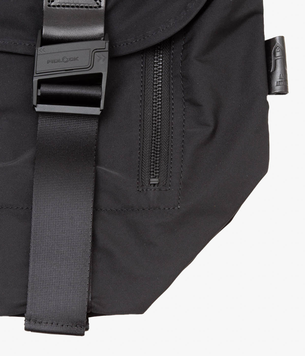 AMIACALVA ''GABARDINE MESSENGER BAG'' (BLACK)