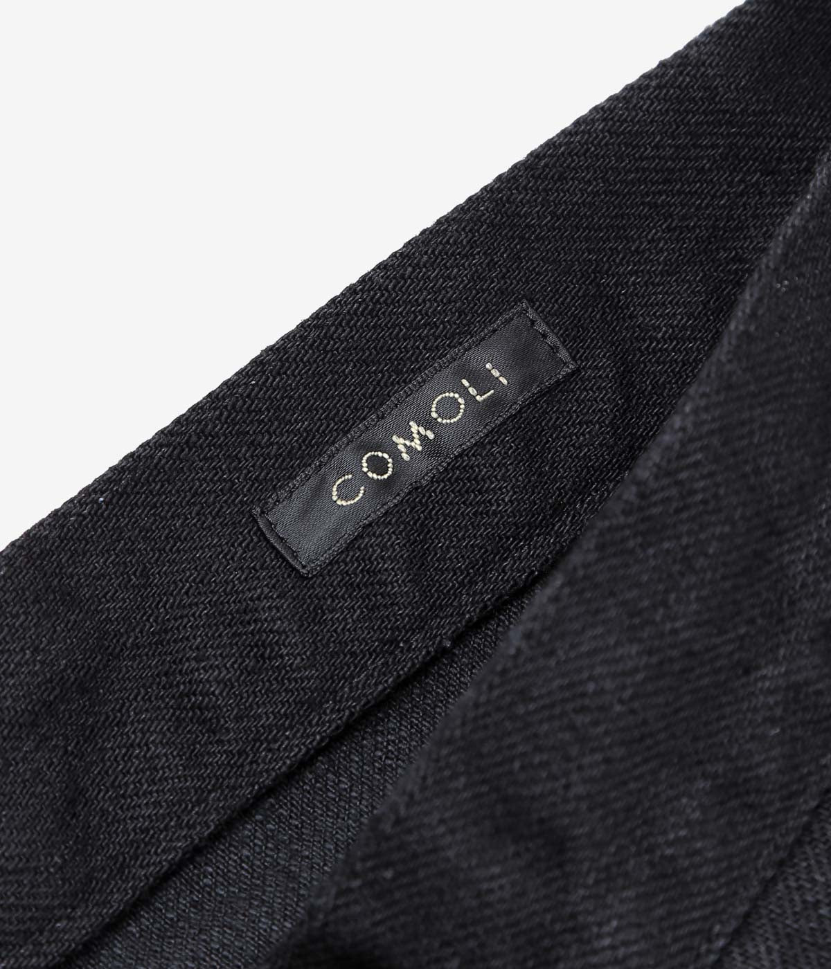 COMOLI ''ブラックデニム テーパードパンツ'' (BLACK)