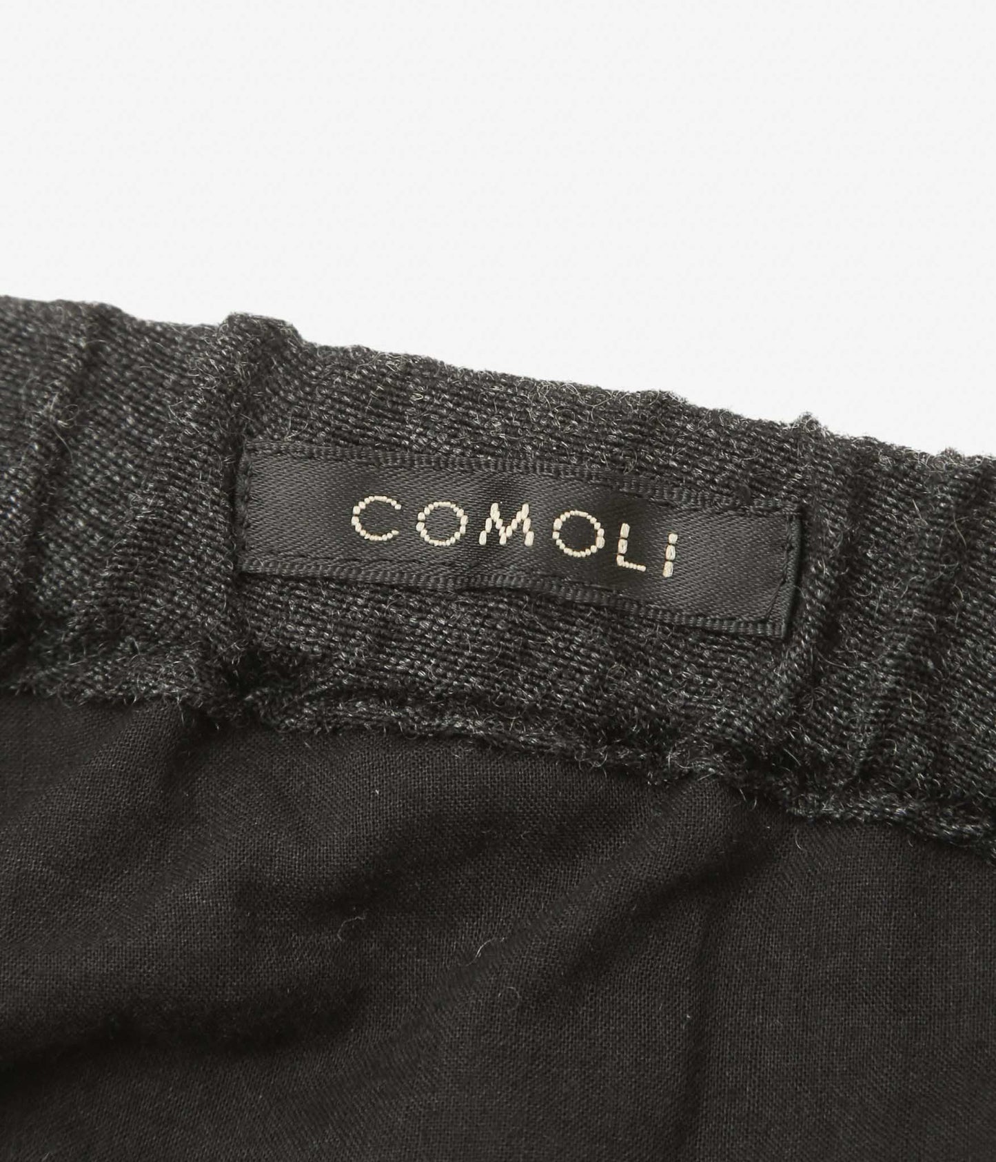 COMOLI ''カシミヤシルク テーパードパンツ'' (CHARCOAL)