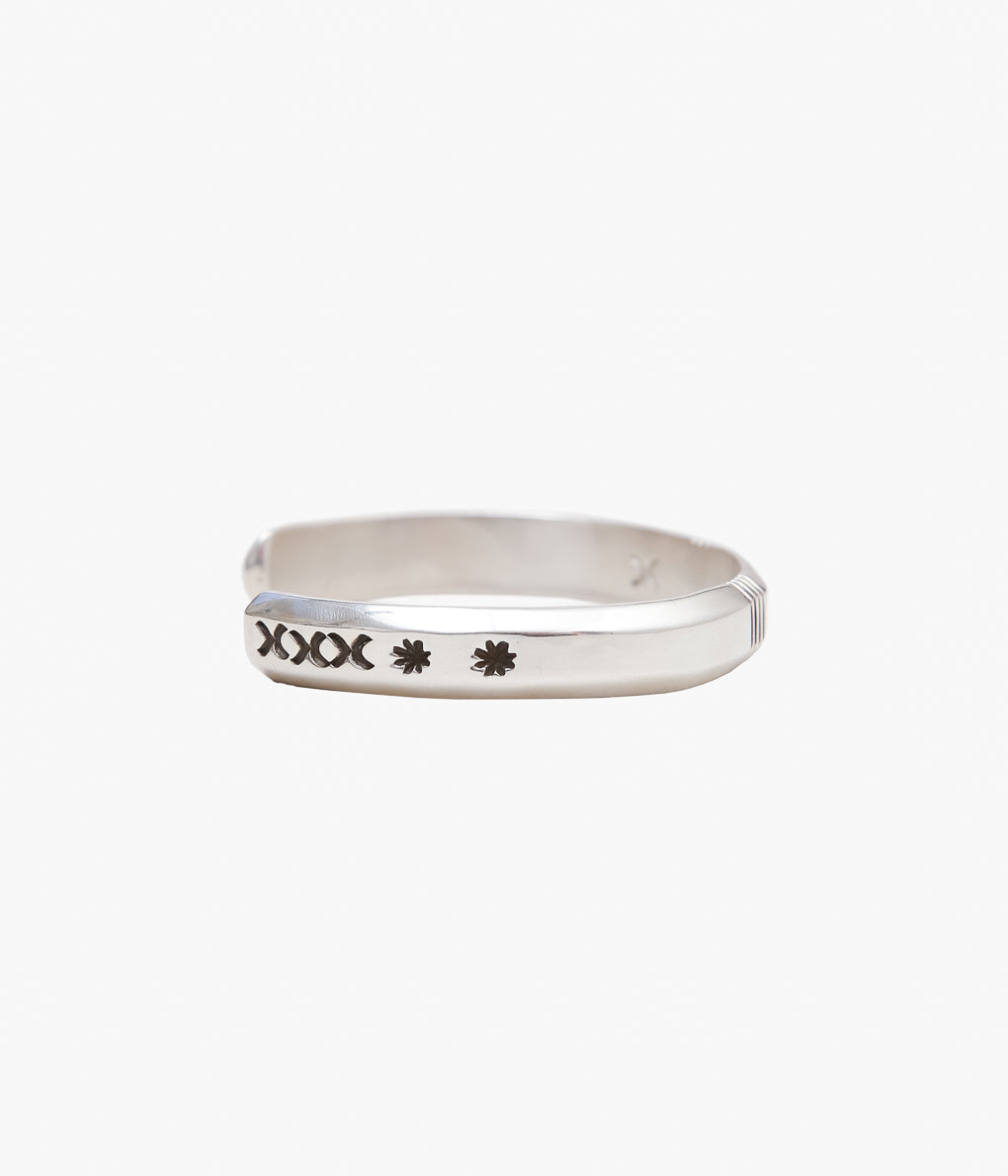 NATIVE AMERICAN JEWELRY ''CIPPY CRAZY HORSE ROCK STAR BANGLE'' (SILVER)