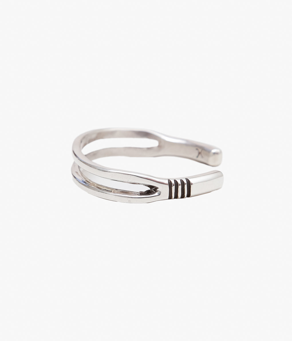 NATIVE AMERICAN JEWELRY ''CIPPY CRAZY HORSE SPLIT BANGLE'' (SILVER)
