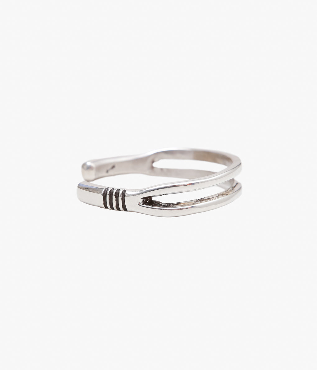 NATIVE AMERICAN JEWELRY ''CIPPY CRAZY HORSE SPLIT BANGLE'' (SILVER)