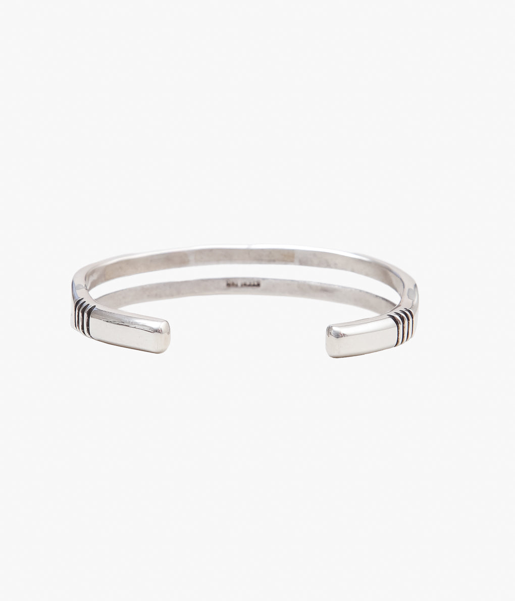 NATIVE AMERICAN JEWELRY ''CIPPY CRAZY HORSE SPLIT BANGLE'' (SILVER)