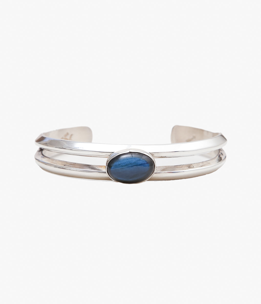 NATIVE AMERICAN JEWELRY ''CIPPY CRAZY HORSE LABRADORITE SPLIT BANGLE'' (SILVER)