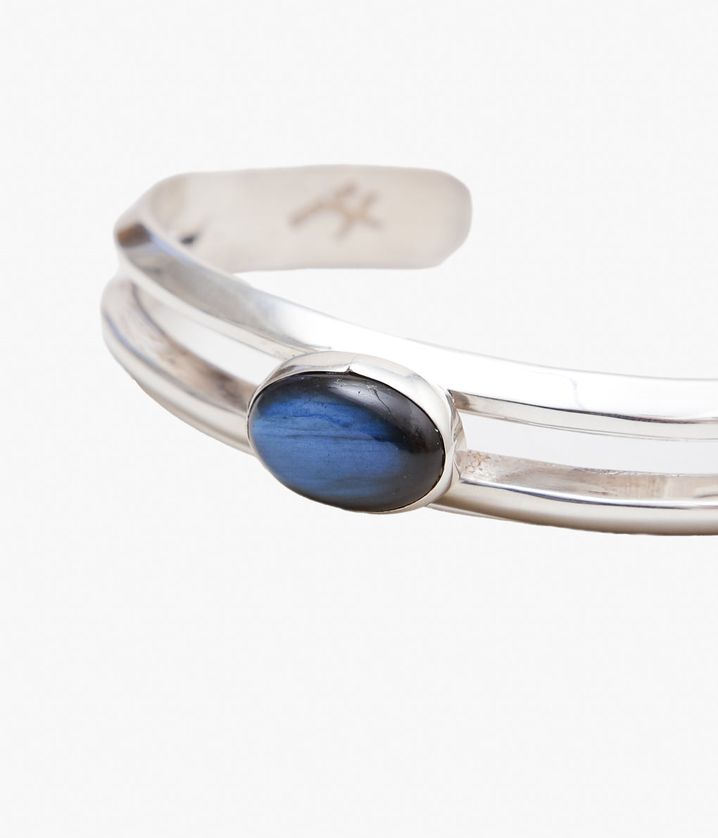 NATIVE AMERICAN JEWELRY ''CIPPY CRAZY HORSE LABRADORITE SPLIT BANGLE'' (SILVER)
