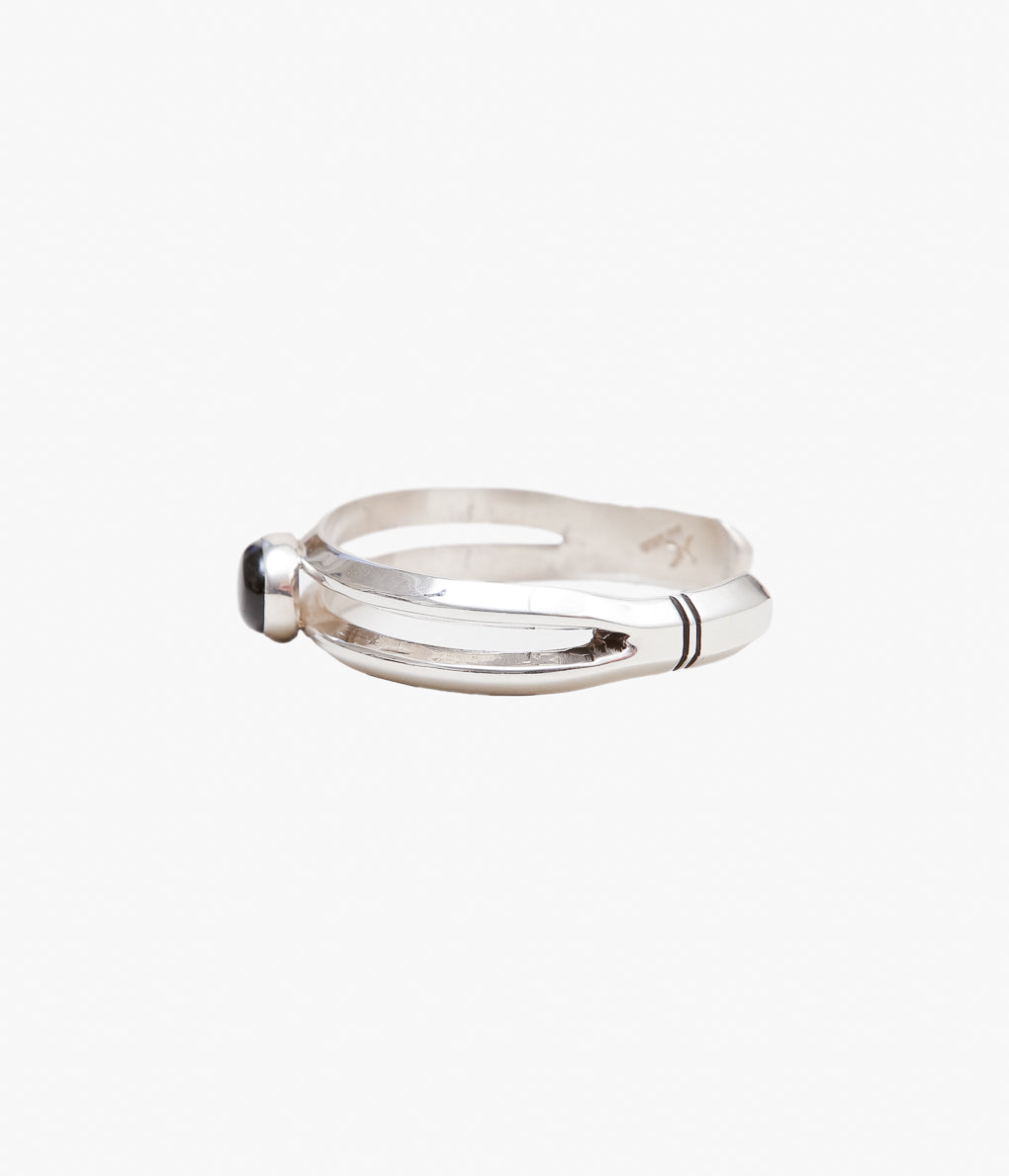 NATIVE AMERICAN JEWELRY ''CIPPY CRAZY HORSE LABRADORITE SPLIT BANGLE'' (SILVER)