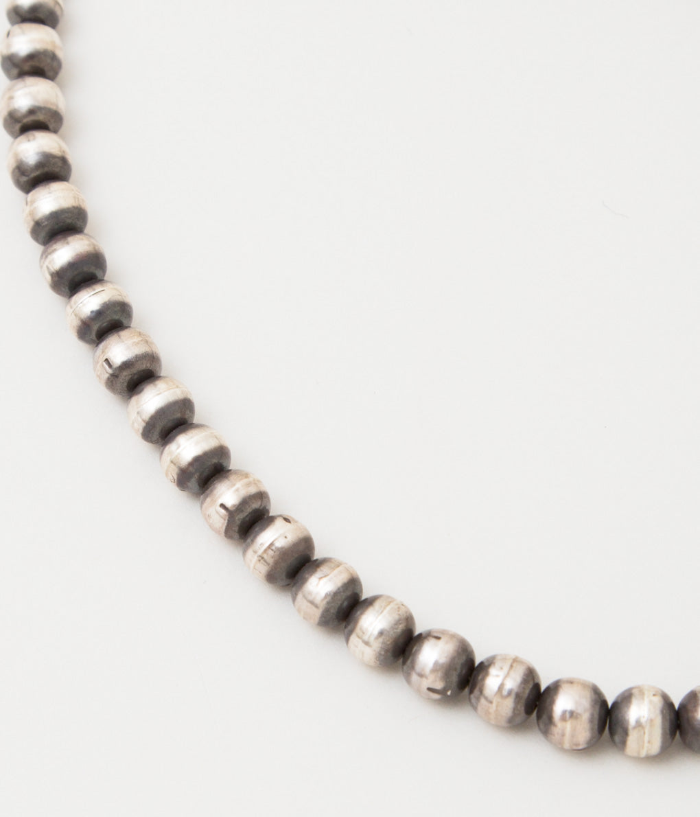 ERICKA NICOLAS BEGAY "NAVAJO PEARL 8mm 40cm"(OXIDAIZED SILVER)