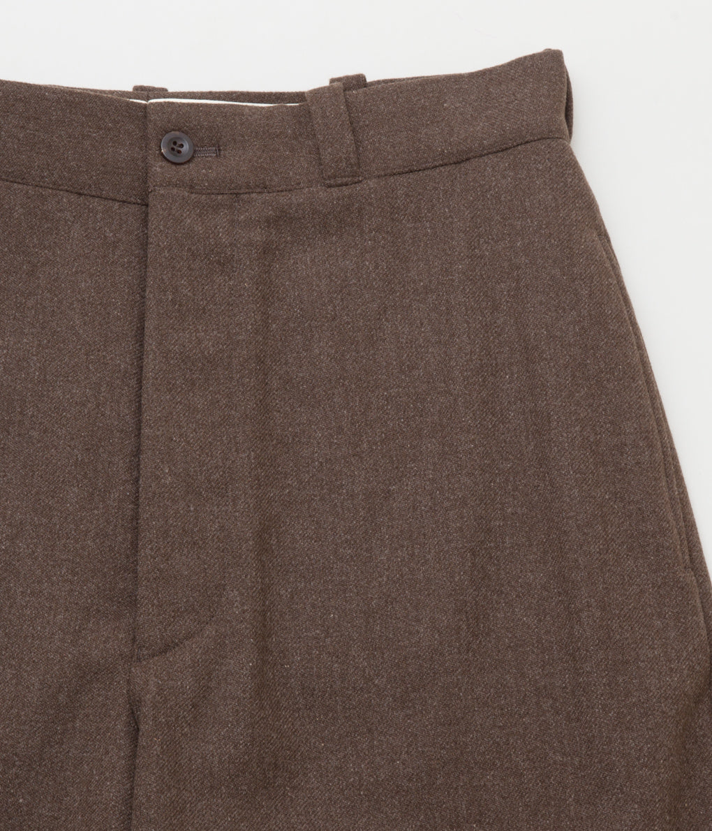 HERILL "BLACKSHEEP CHINO PANTS"(NATURAL BROWN)