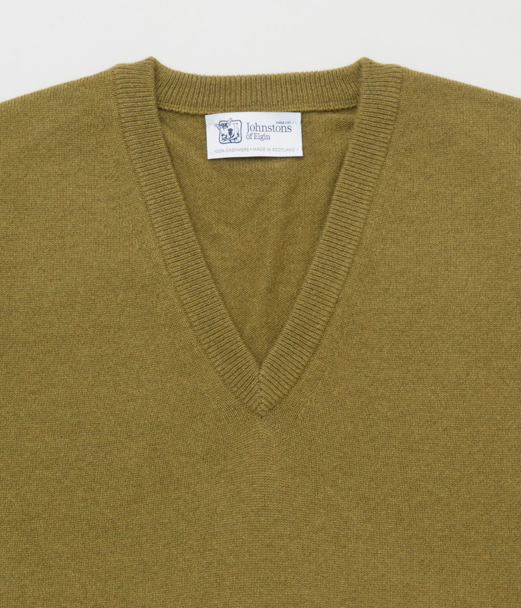 JOHNSTONS OF ELGIN"CLASSIC CASHMERE VEE NECK SWEATER"(HIGHLAND)