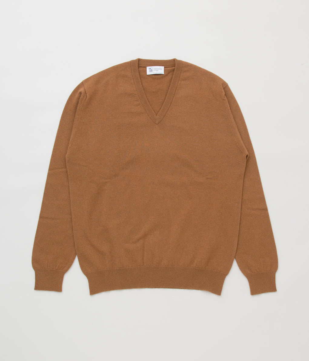 JOHNSTONS OF ELGIN "CLASSIC CASHMERE VEE NECK SWEATER"(DARK CAMEL)