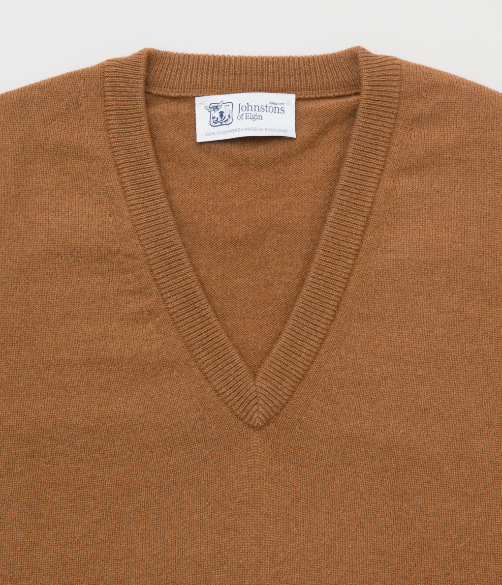 JOHNSTONS OF ELGIN "CLASSIC CASHMERE VEE NECK SWEATER"(DARK CAMEL)
