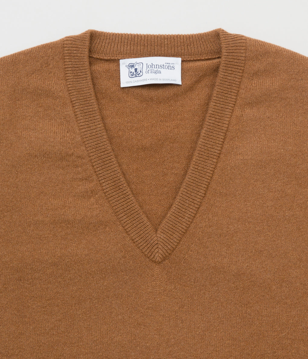 JOHNSTONS OF ELGIN"CLASSIC CASHMERE VEE NECK SWEATER"(DARK CAMEL)