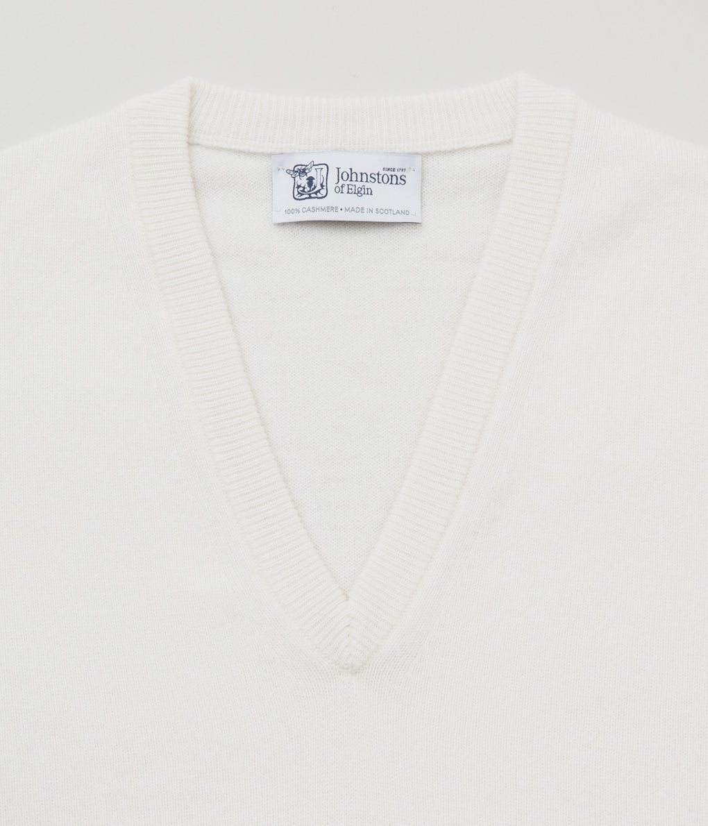 JOHNSTONS OF ELGIN"CLASSIC CASHMERE VEE NECK SWEATER"(WHITE)