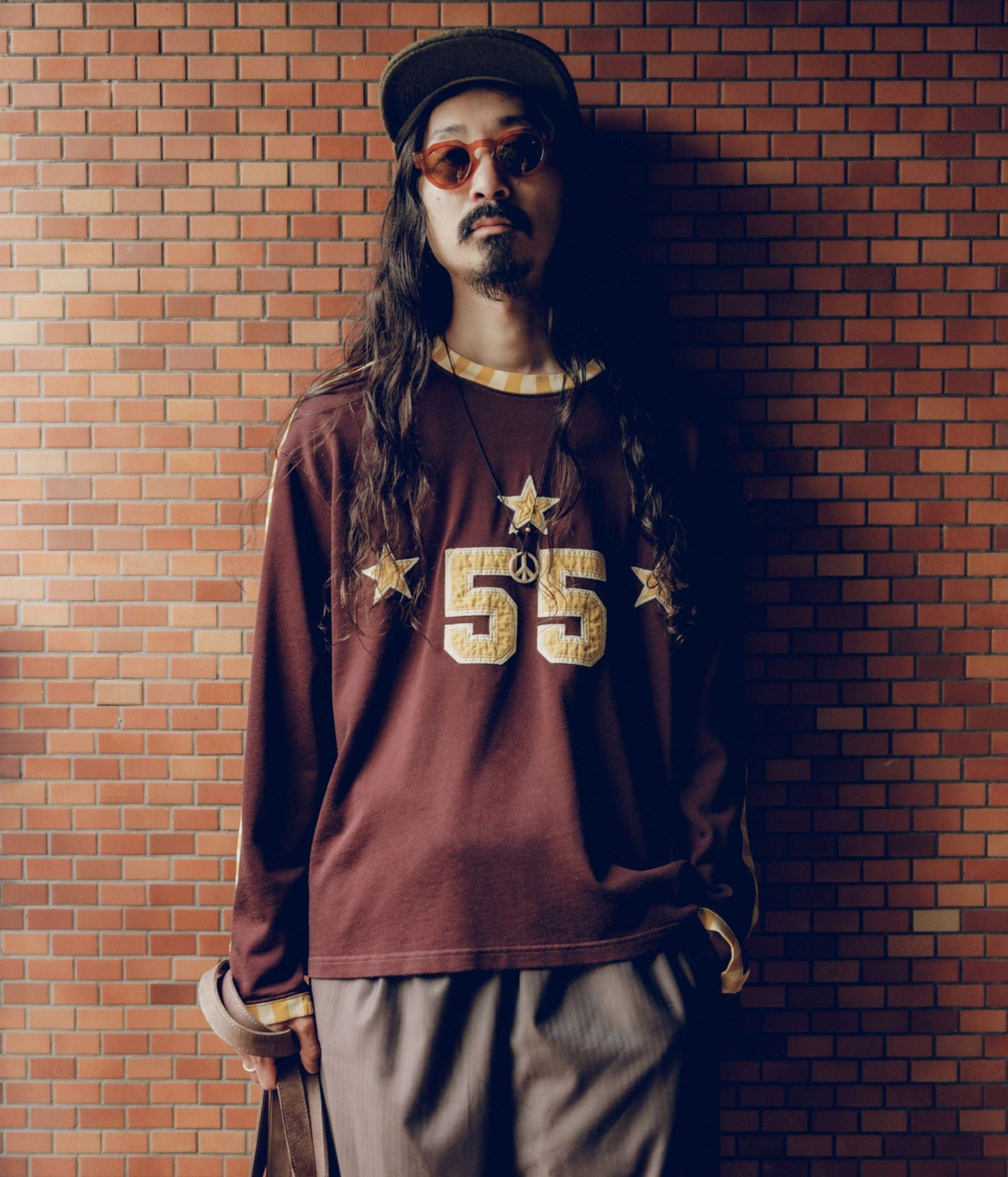 【関税込み】Bode ブラウン Medalist アップリケ 長袖Tシャツ BODE ''MEDALIST APPLIQUE LONG SLEEVE TEE'' (BROWN BLACK