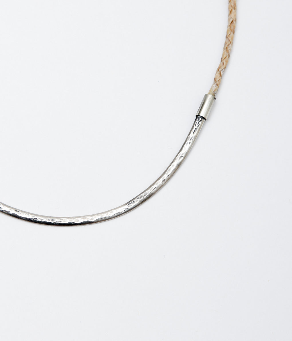 SEYA. ''BOSFOR NECKLACE ALPACA SILVER'' (OFF WHITE X SILVER)