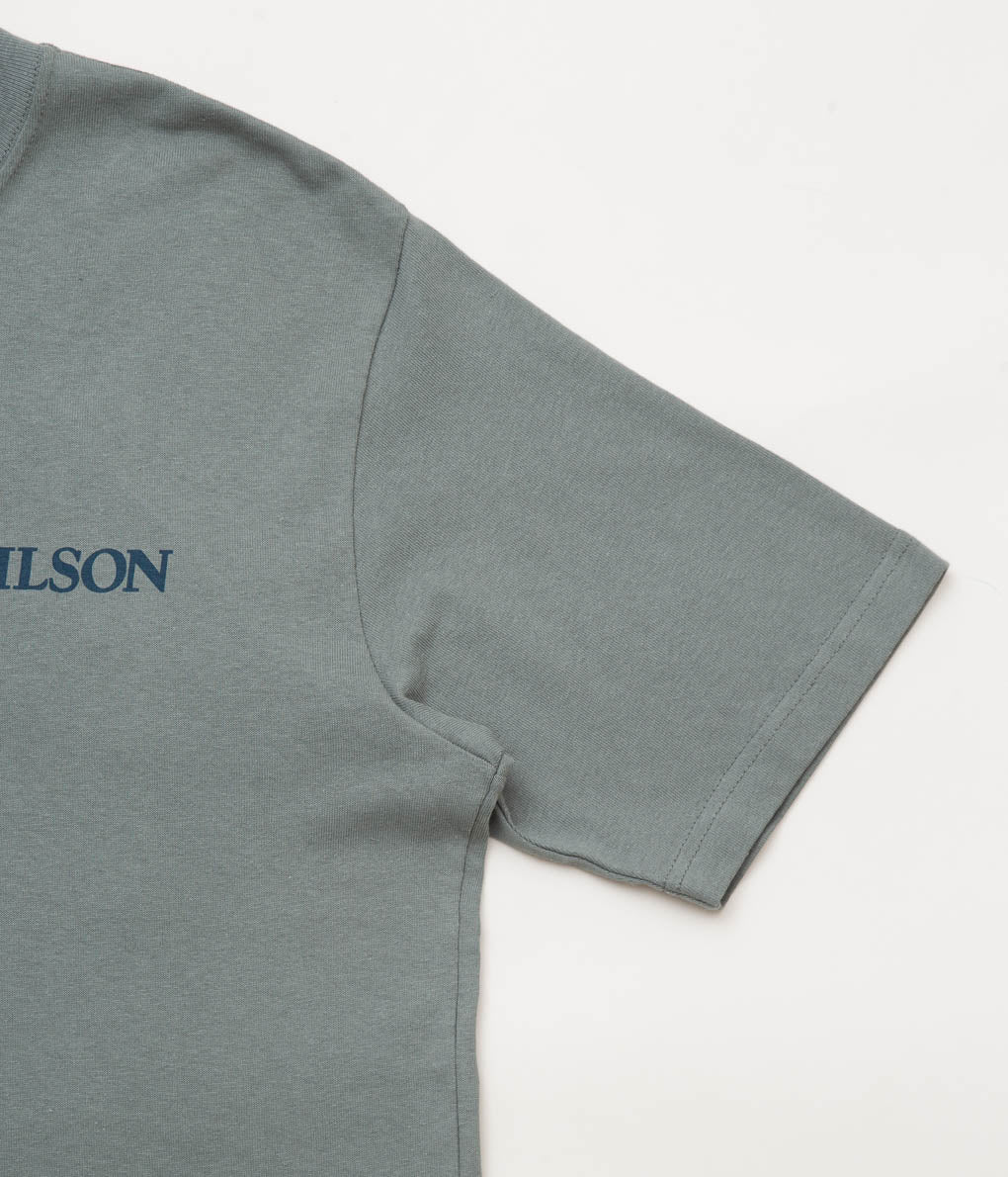 FILSON "S/S PIONEER GRAPHIC TEE" (GOLD OCHRE / CAPTAIN)