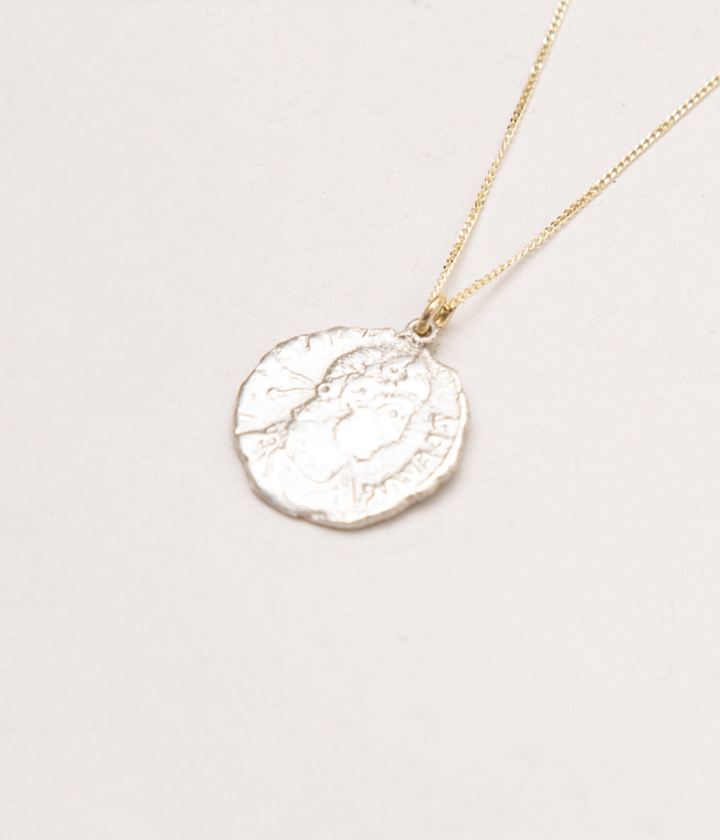 ORNAMENT&amp;CRIME "ROMAN COIN NEW SERIES NECKLACES SILVER WITH 9K GOLD"(SILVER WITH 9K GOLD)