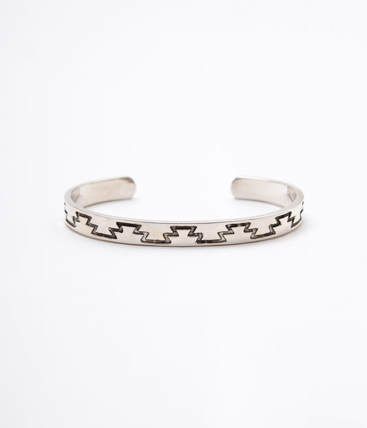 DINEH "CHINLE JUNIPER BRACELET"(STERLING SILVER W/OXIDIZED RUG DESIGNED)