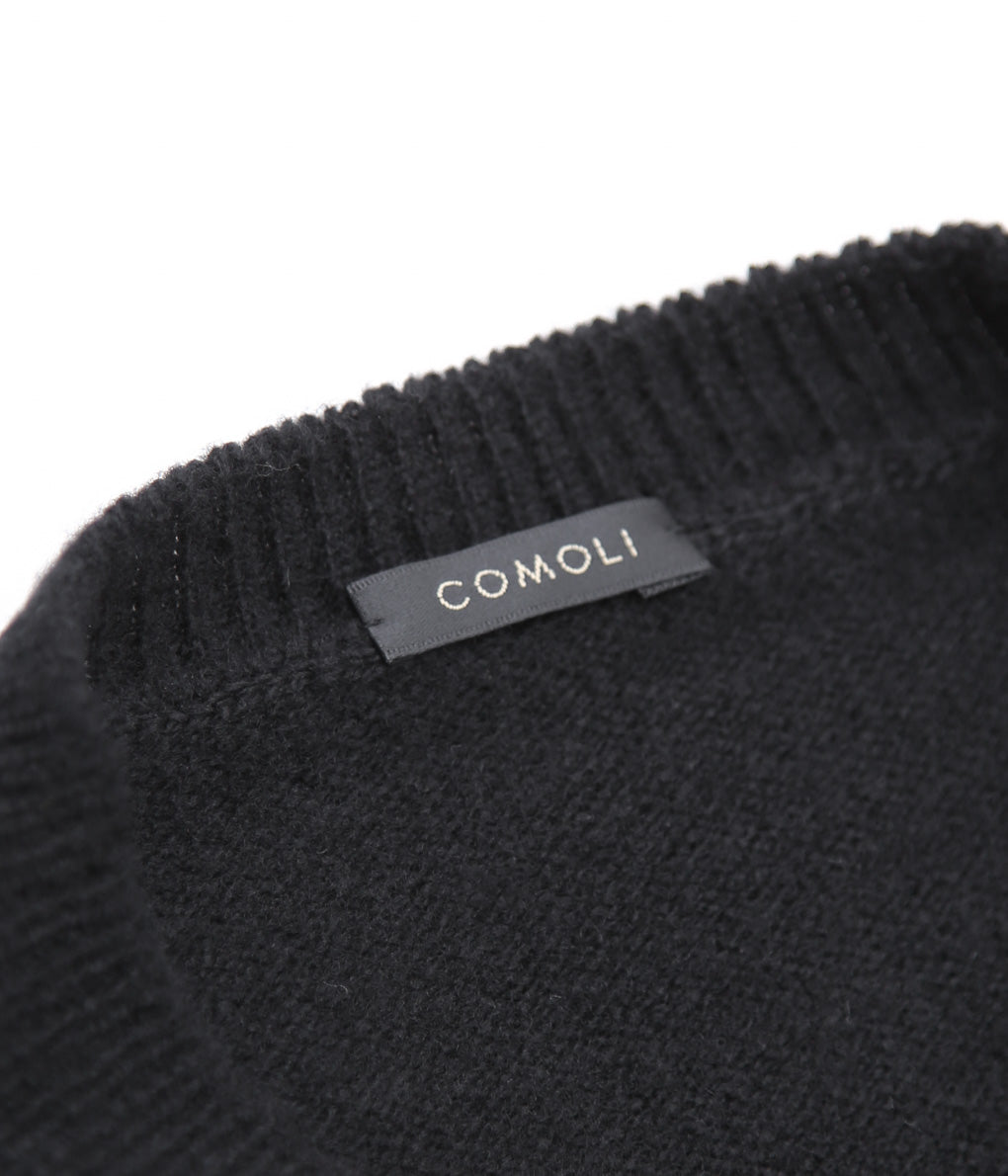 COMOLI ''ラムズウール クルーネックニット'' (BLACK)