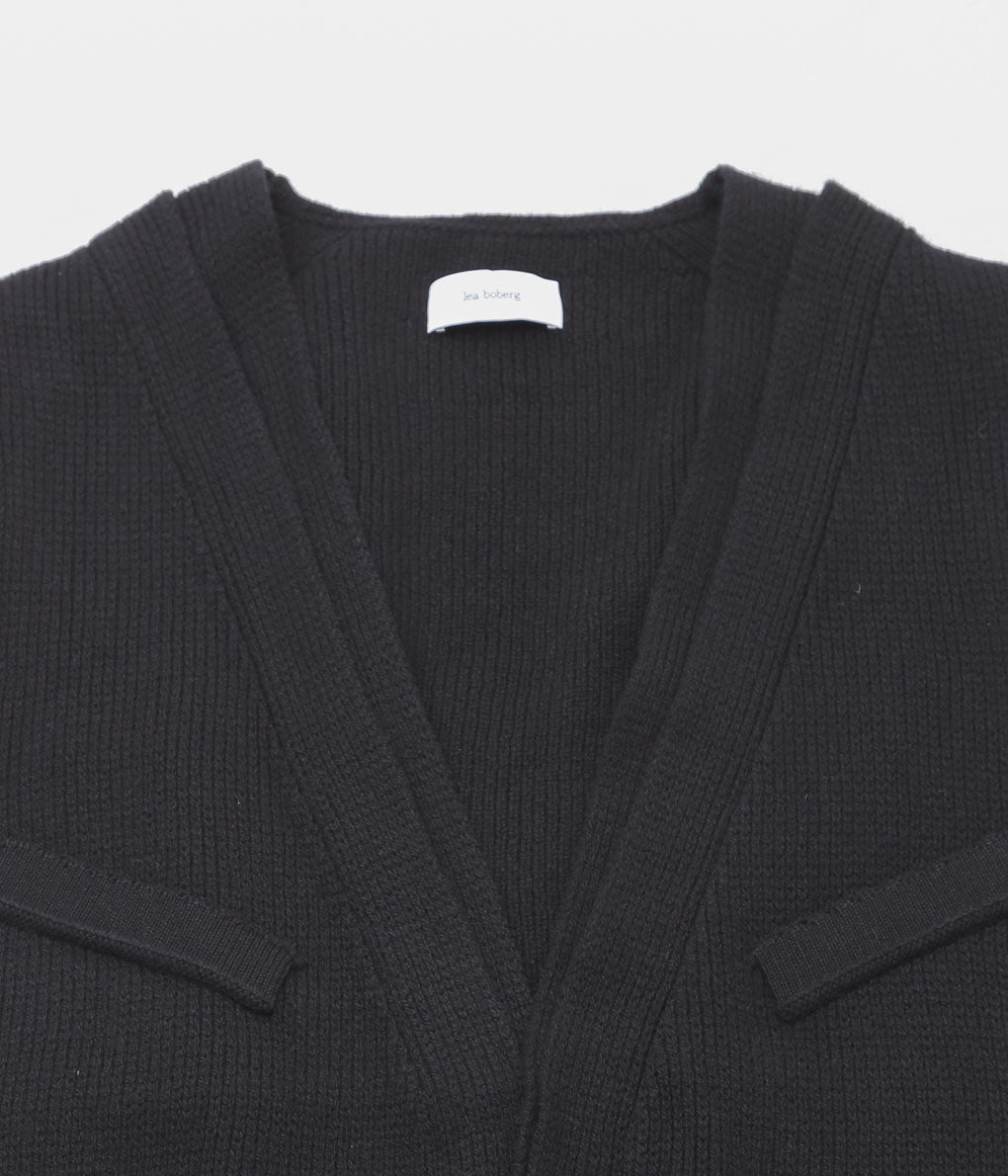 LEA BOBERG''KNITTED V NECK VEST (SCOTTISH LAMBSWOOL)'' (BLACK)