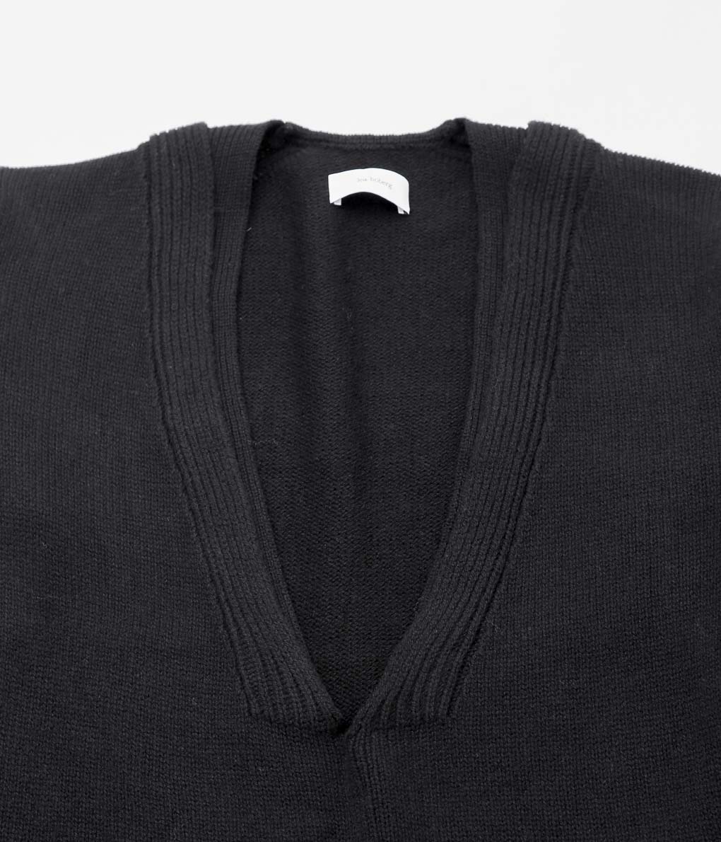 LEA BOBERG''KNITTED V NECK JUMPER (SCOTTISH LAMBSWOOL)'' (BLACK)