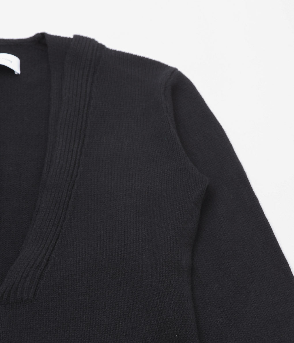 LEA BOBERG''KNITTED V NECK JUMPER (SCOTTISH LAMBSWOOL)'' (BLACK)