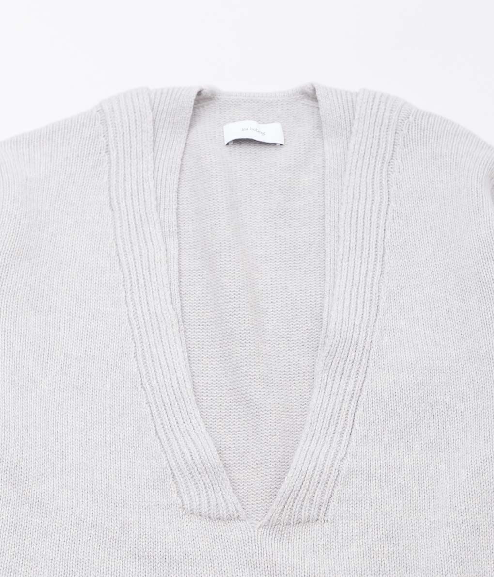 LEA BOBERG''KNITTED V NECK JUMPER (SCOTTISH LAMBSWOOL)'' (STONE)