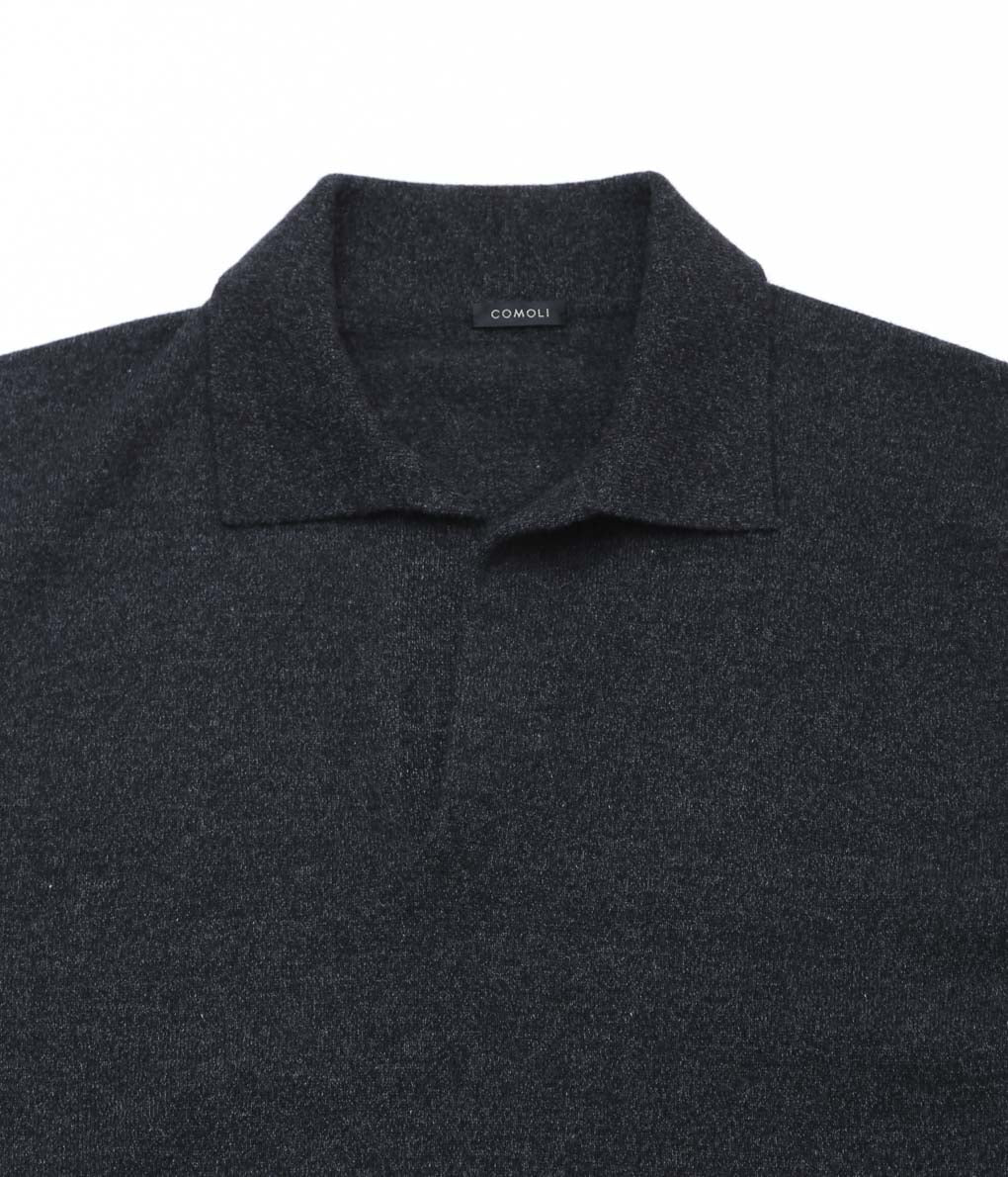 COMOLI ''カシミヤ スキッパーニット'' (CHARCOAL)