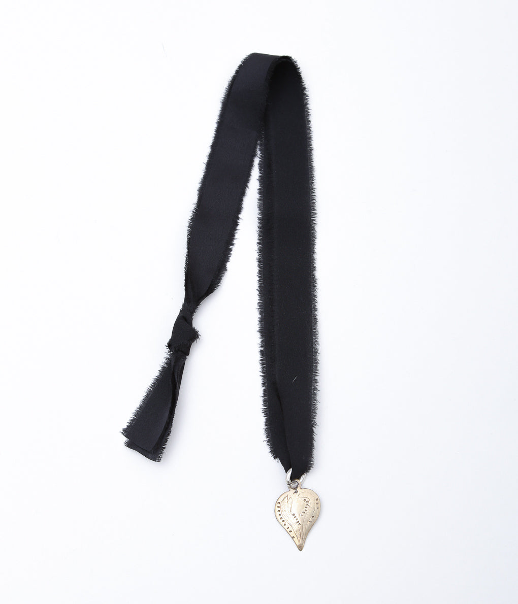 ORNAMENT&CRIME ''HEART WITH RIBBON NECKLACE'' (BLASS/SILK BLACK)