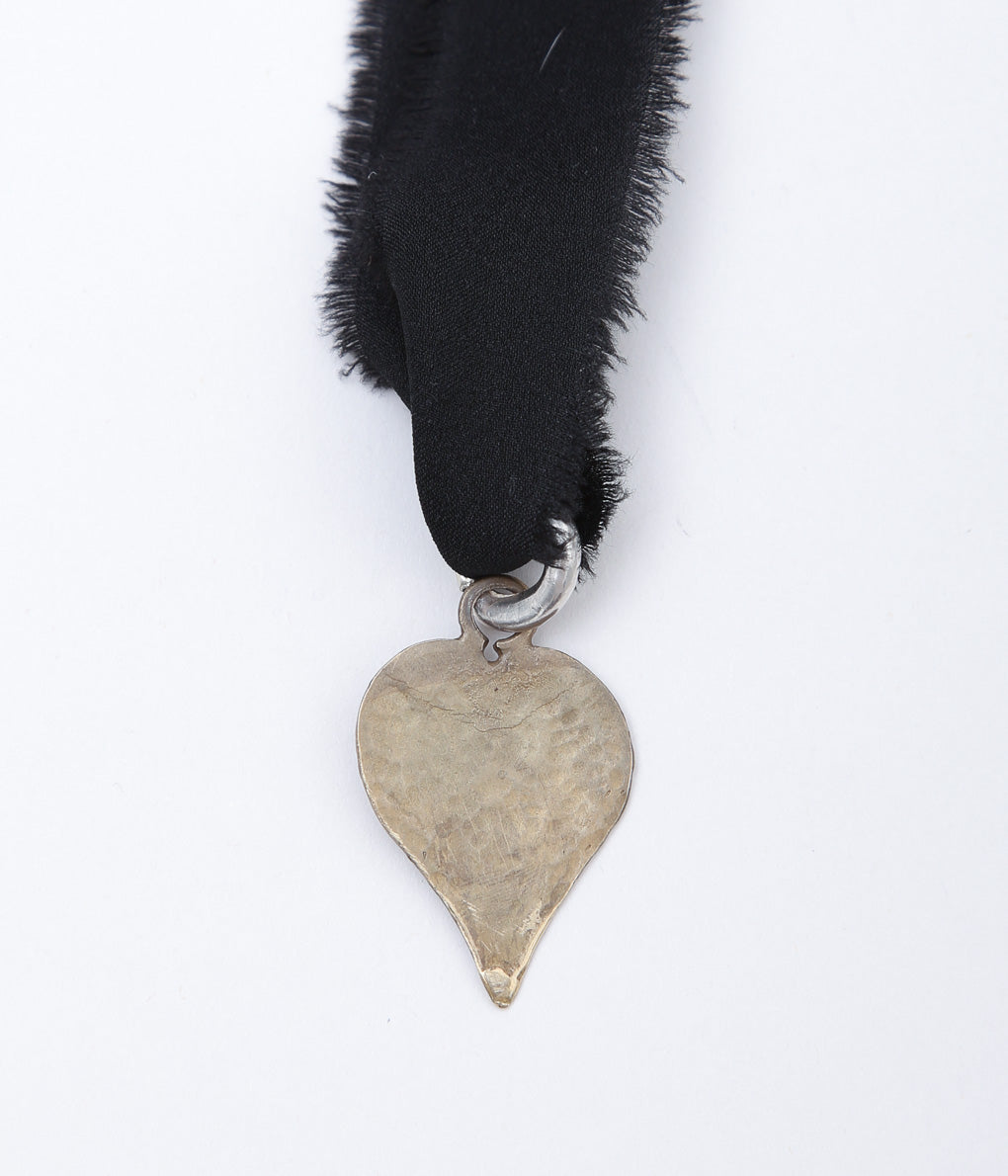 ORNAMENT&amp;CRIME ''HEART WITH RIBBON NECKLACE'' (BLASS/SILK BLACK)