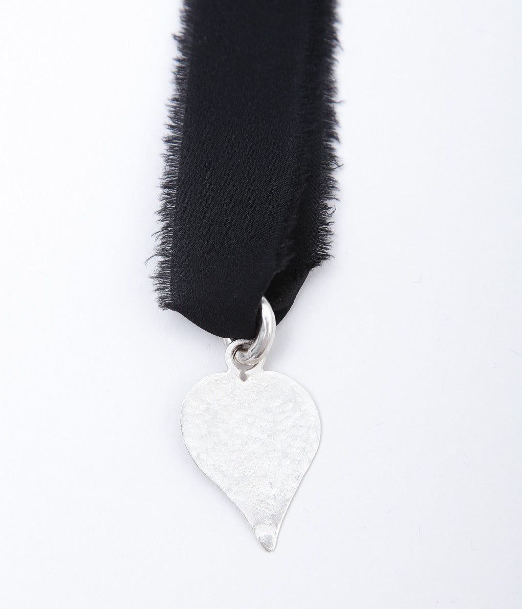 ORNAMENT&CRIME ''HEART WITH RIBBON NECKLACE'' (STERLING SILVER/SILK BLACK)