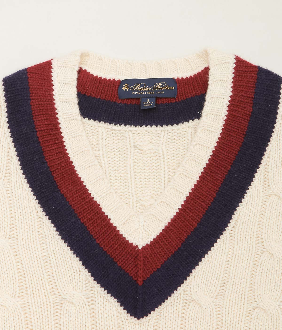 BROOKS BROTHERS ''V NECK CABLE TENNIS SWEATER'' (IVORY)