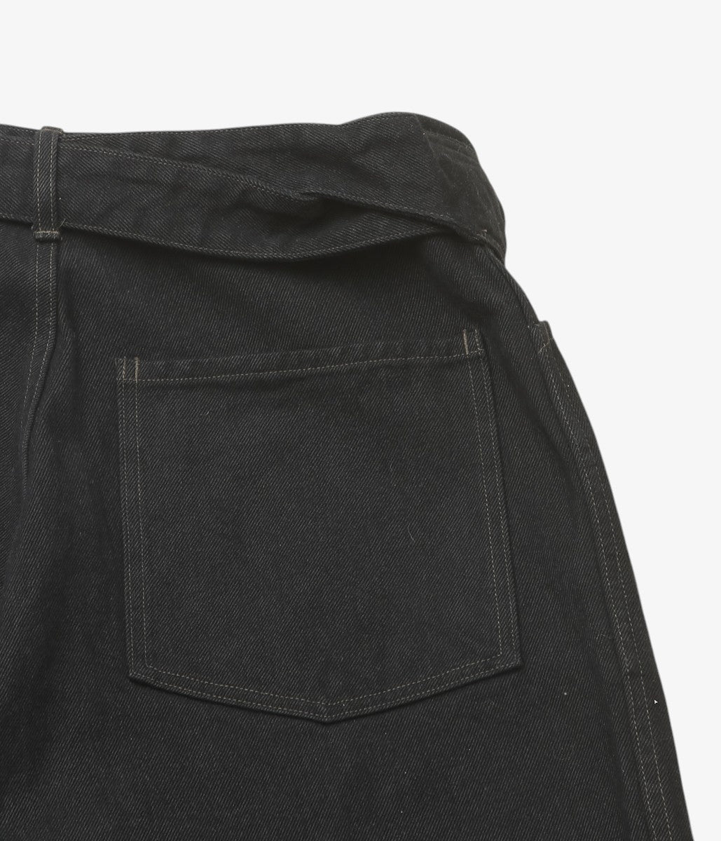 COMOLI ''ブラックデニム ベルテッドパンツ'' (BLACK)