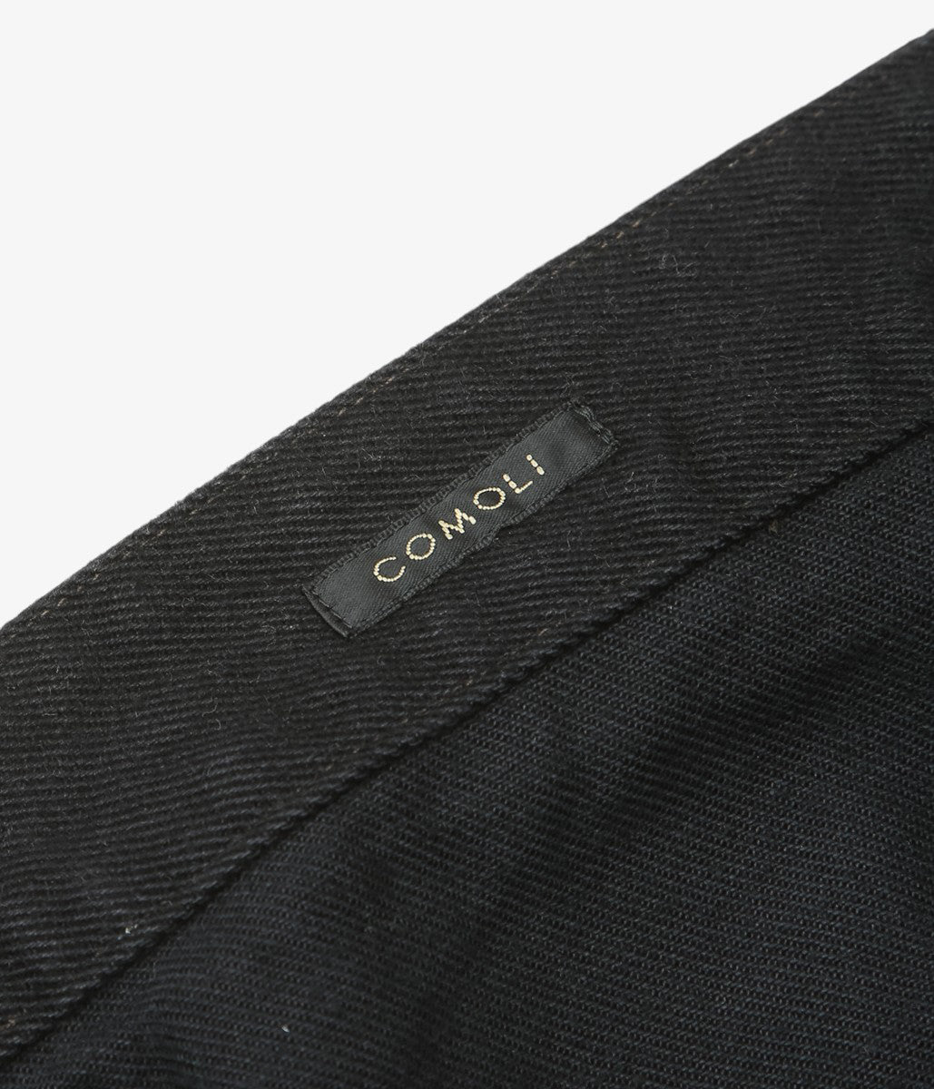 COMOLI ''ブラックデニム ベルテッドパンツ'' (BLACK)