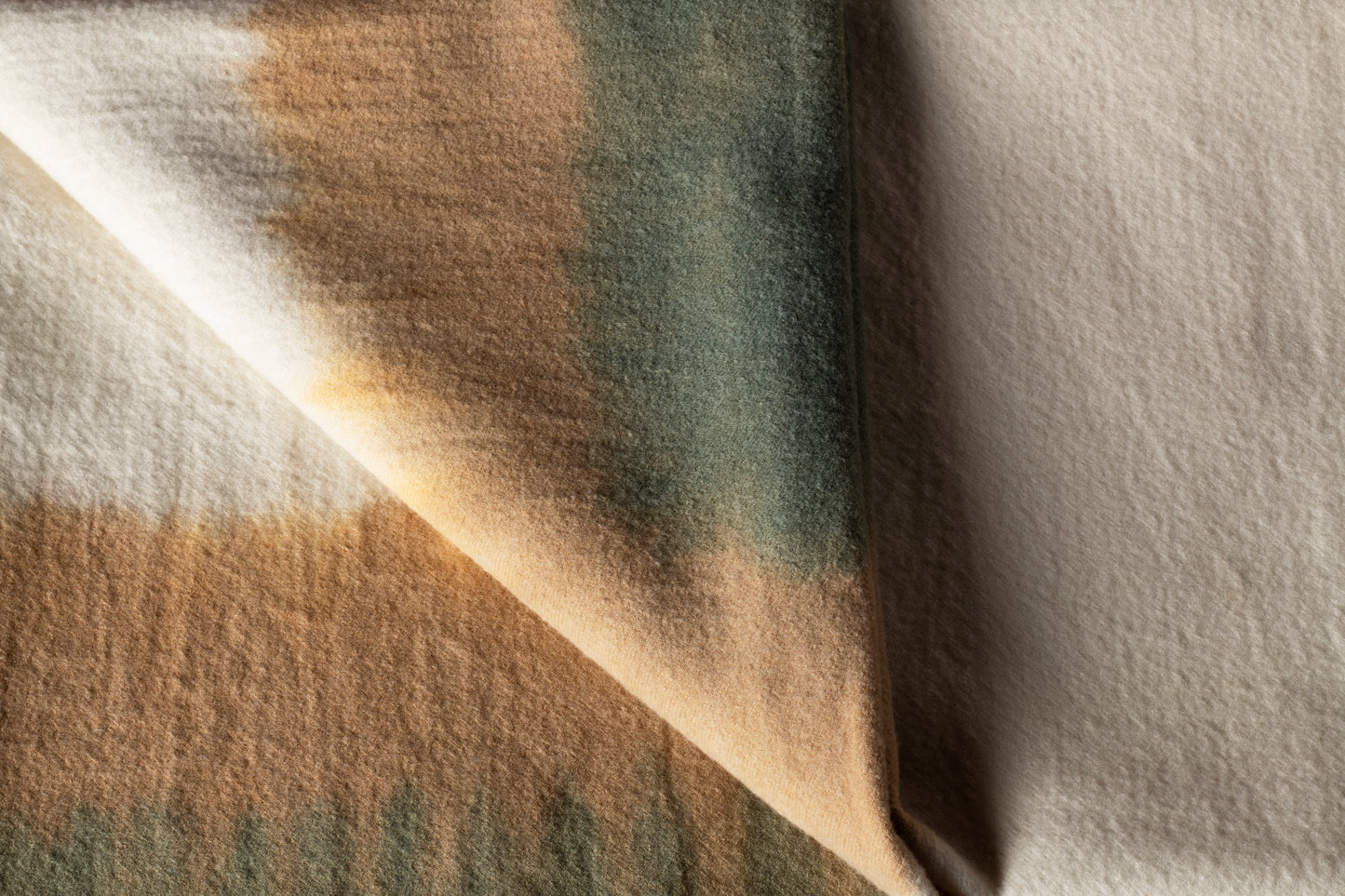 SEYA. ''AMAMI ISLAND VEGETABLE BLANKET'' (INDIGO)