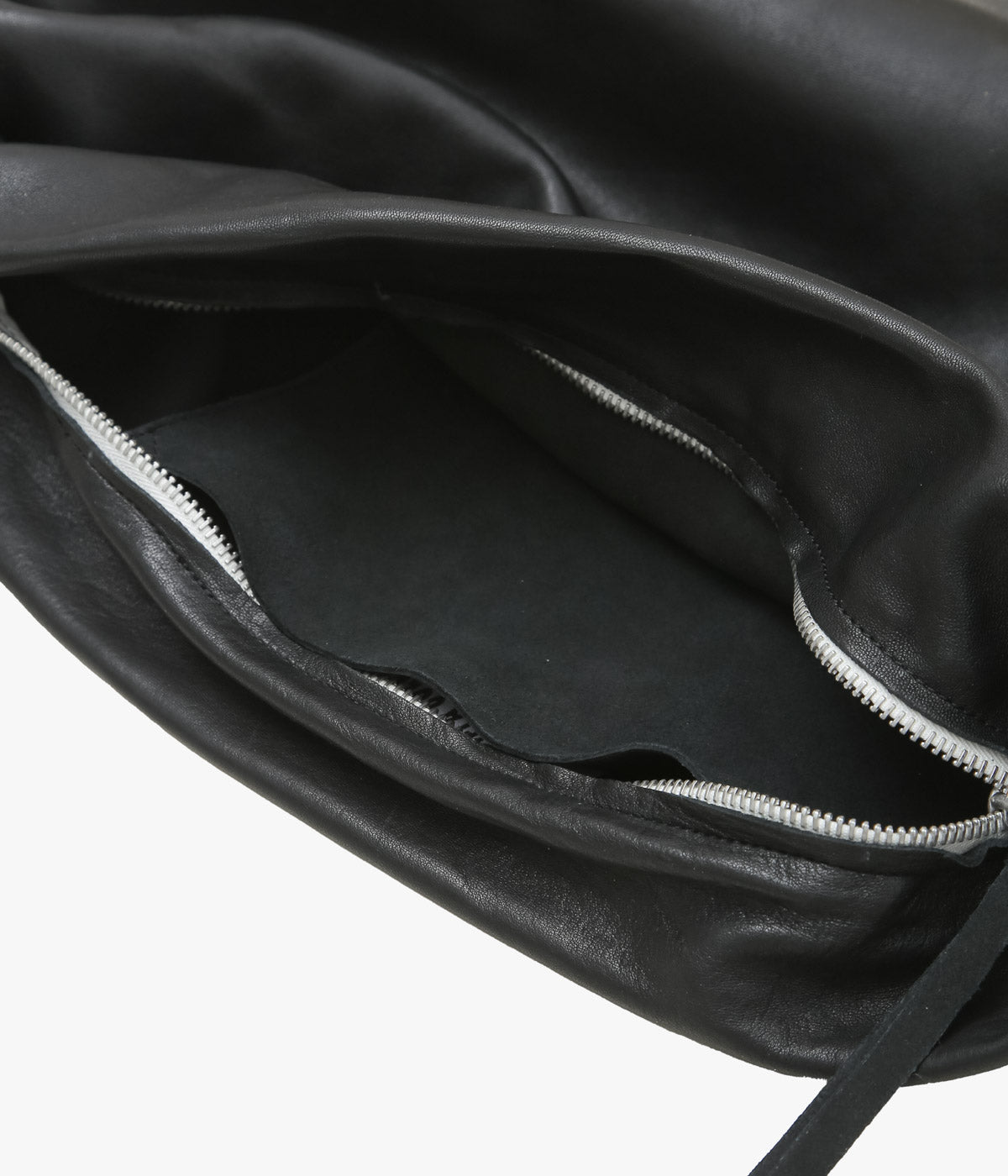 GABRIELA COLL GARMENTS ''NO.131 LEATHER GATHERED CROSSED BAG'' (BLACK)