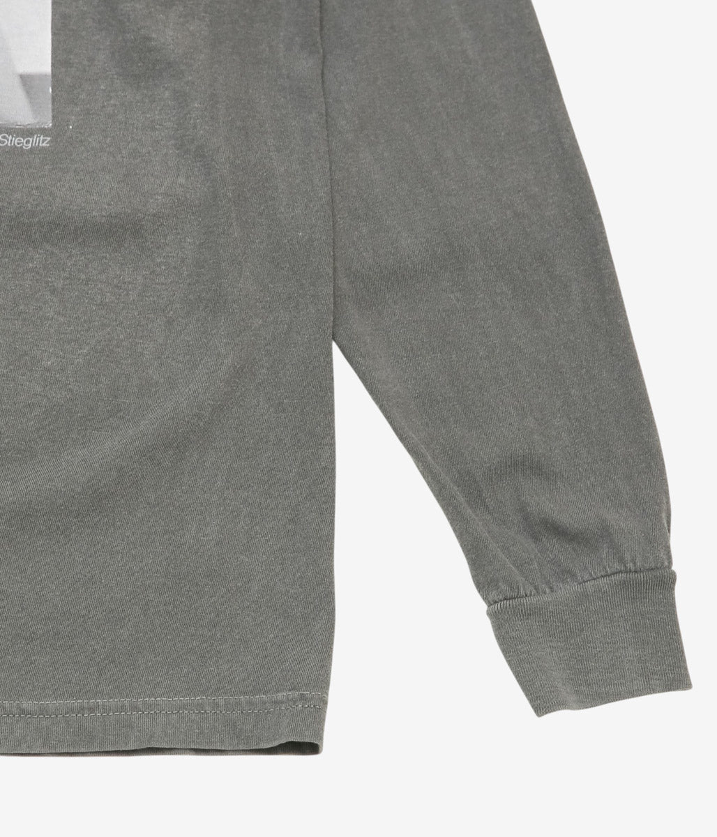GEORGIA O'KEEFFE ''L/S T-SHIRT "O'KEEFFE 1918"'' (BLACK)