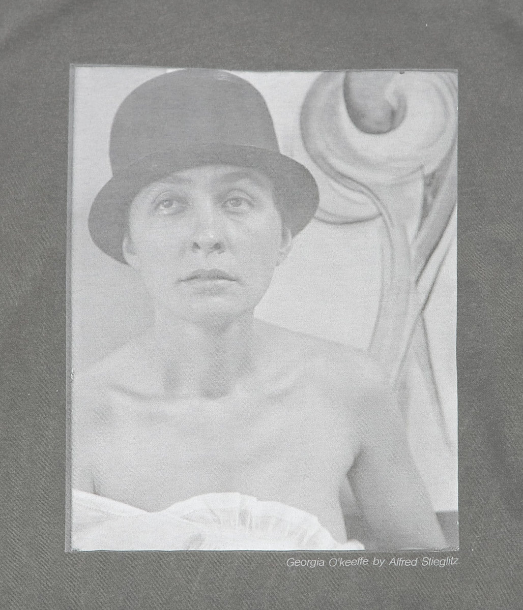 GEORGIA O'KEEFFE ''L/S T-SHIRT "O'KEEFFE 1918"'' (BLACK)
