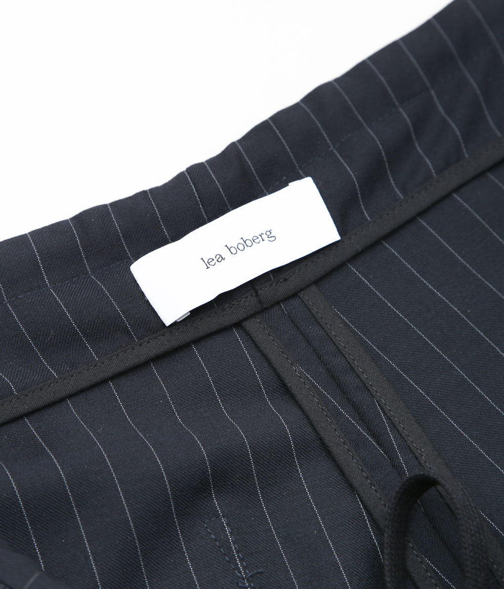 LEA BOBERG ''D.D.P. TROUSERS (BATEMAN OGDEN)'' (DARK NAVY / WHITE STRIPE)