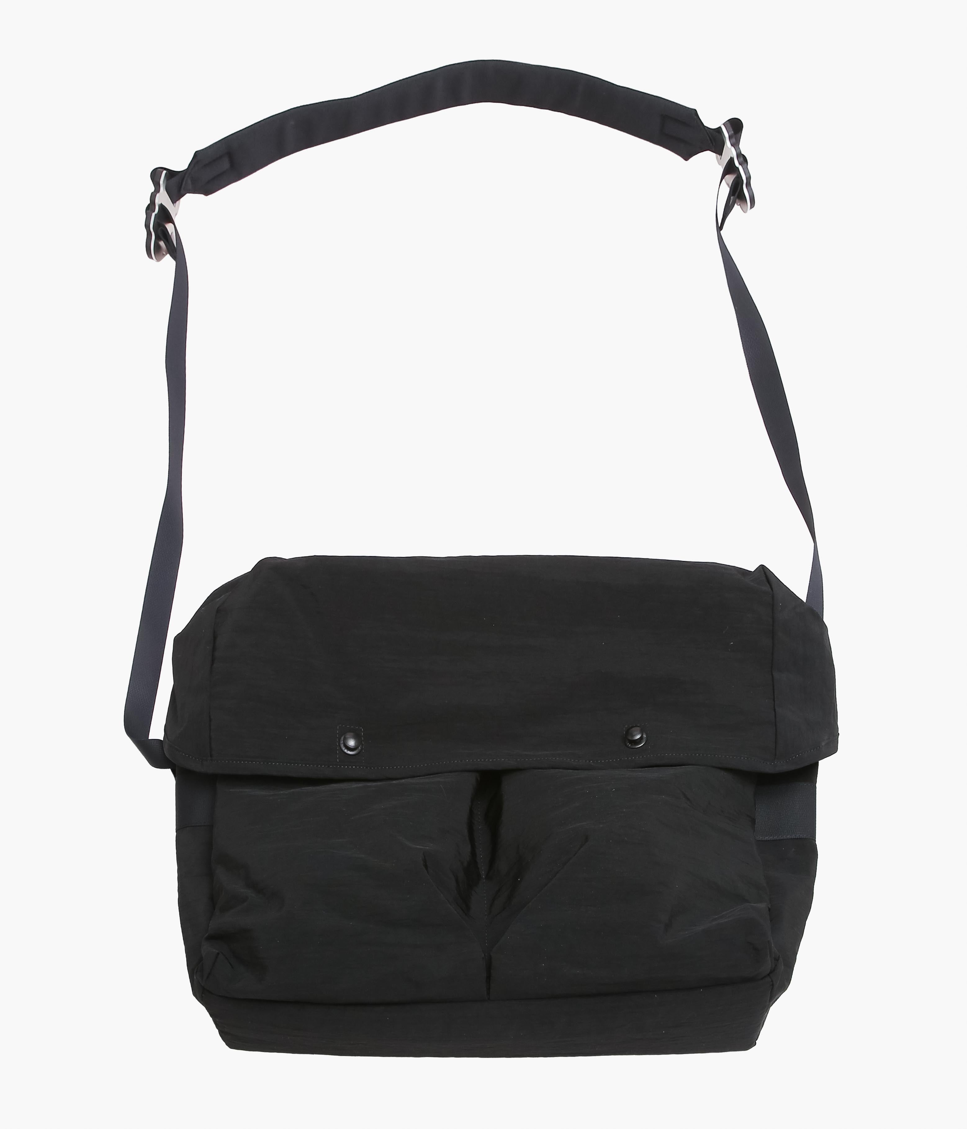 MAN-TLE ''SNAP MESSENGER'' (BLACK) – THE STORE BY MAIDENS